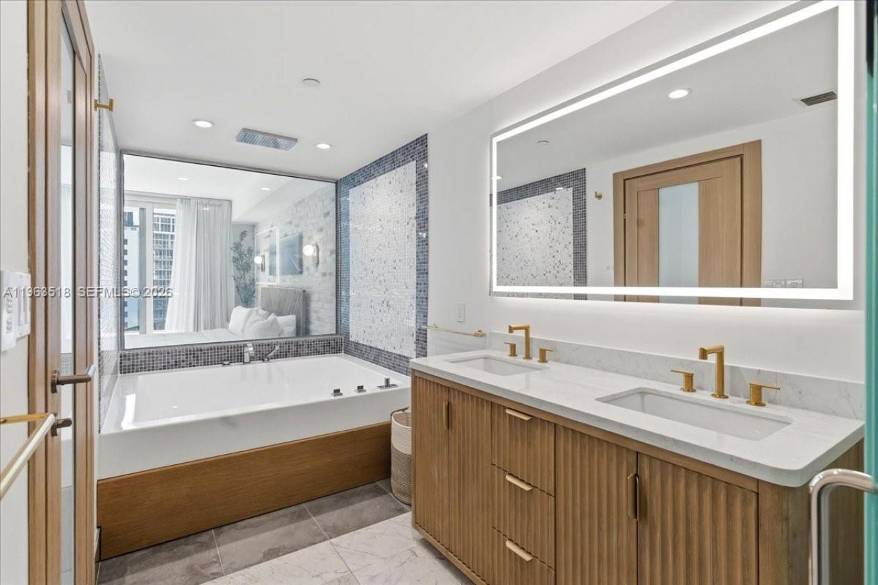 200 Biscayne Blvd Wy, Unit 706, Miami, FL 33131 Photo