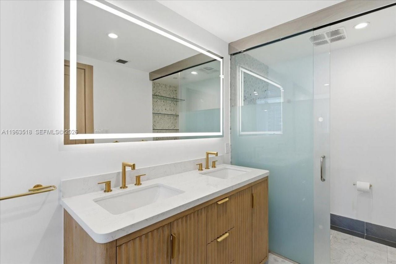 200 Biscayne Blvd Wy, Unit 706, Miami, FL 33131 Photo