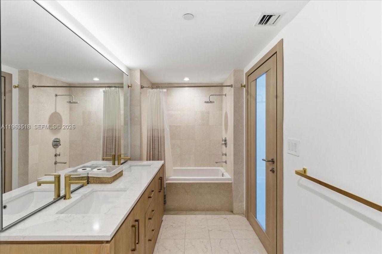 200 Biscayne Blvd Wy, Unit 706, Miami, FL 33131 Photo