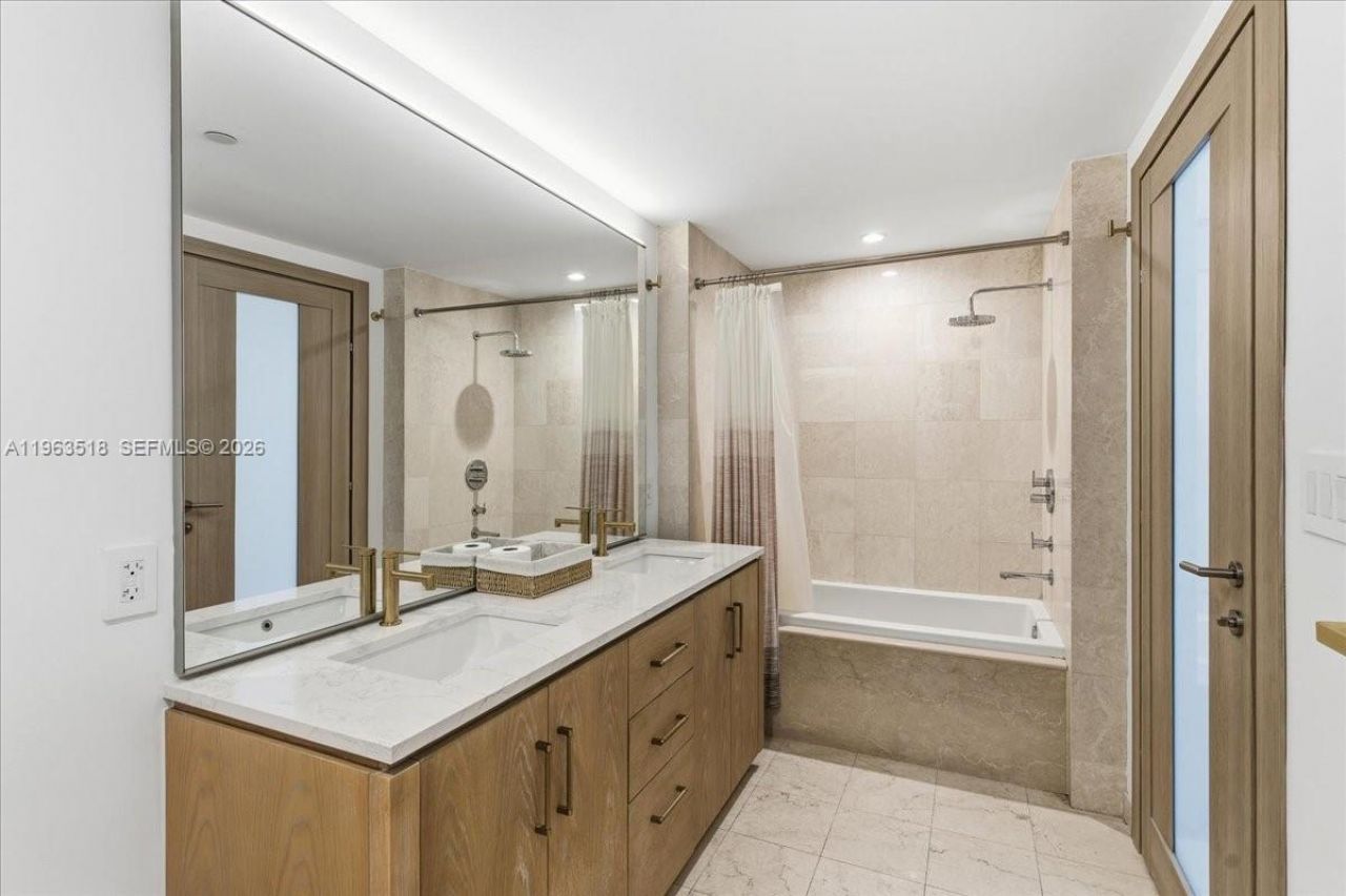 200 Biscayne Blvd Wy, Unit 706, Miami, FL 33131 Photo