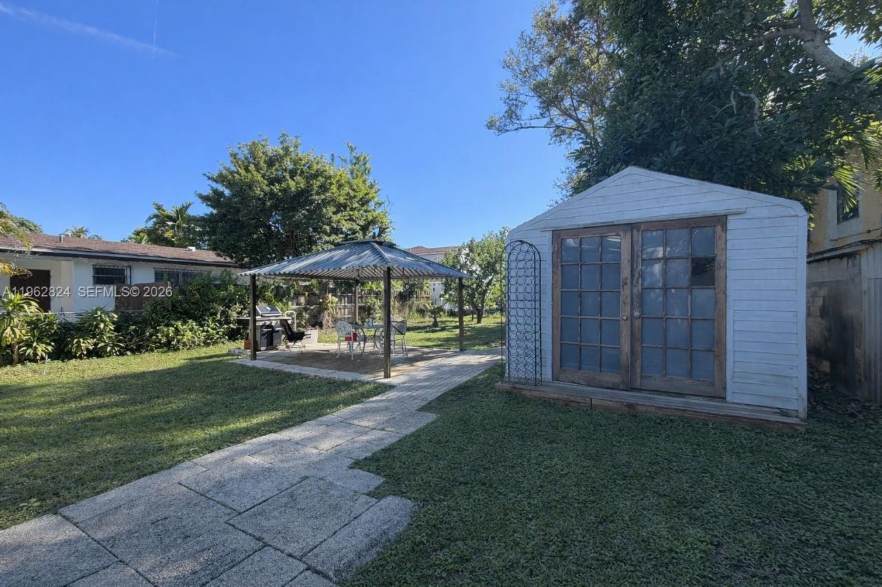 2460 NW 33rd St , Miami, FL 33142 Photo