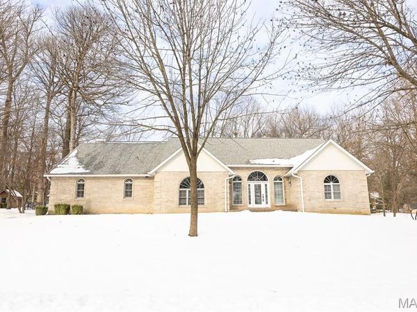 218 Woods Edge Drive, Shiloh, IL 62221