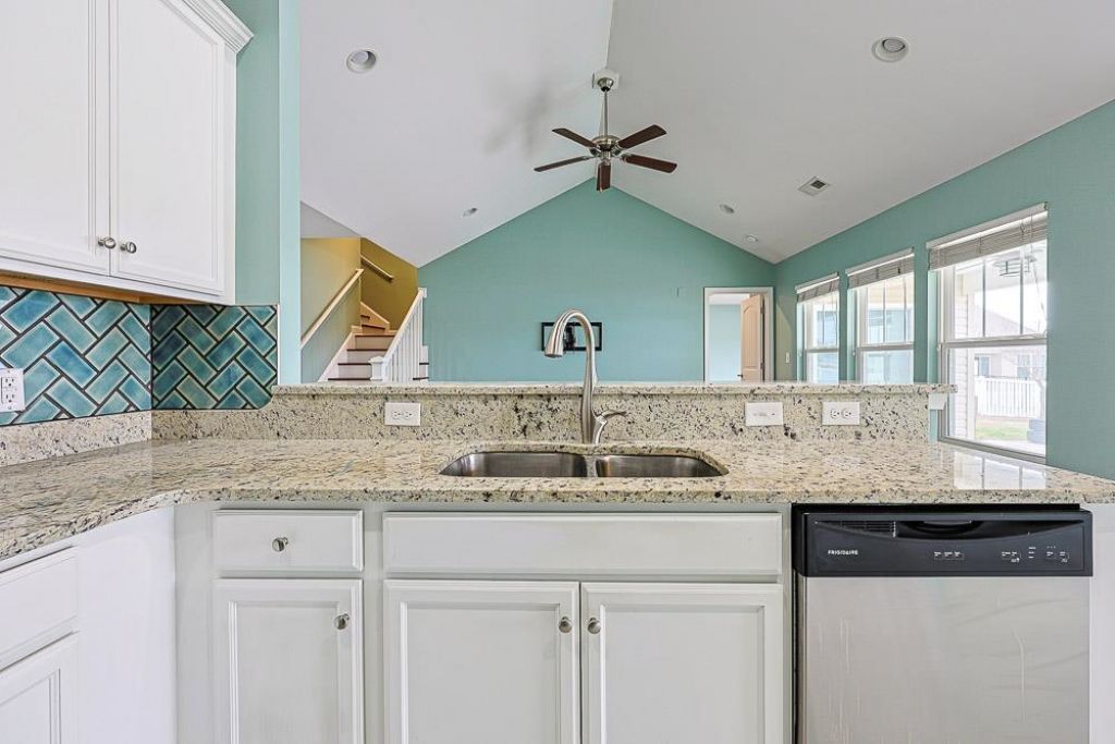 3300 Holly Loop Photo 6