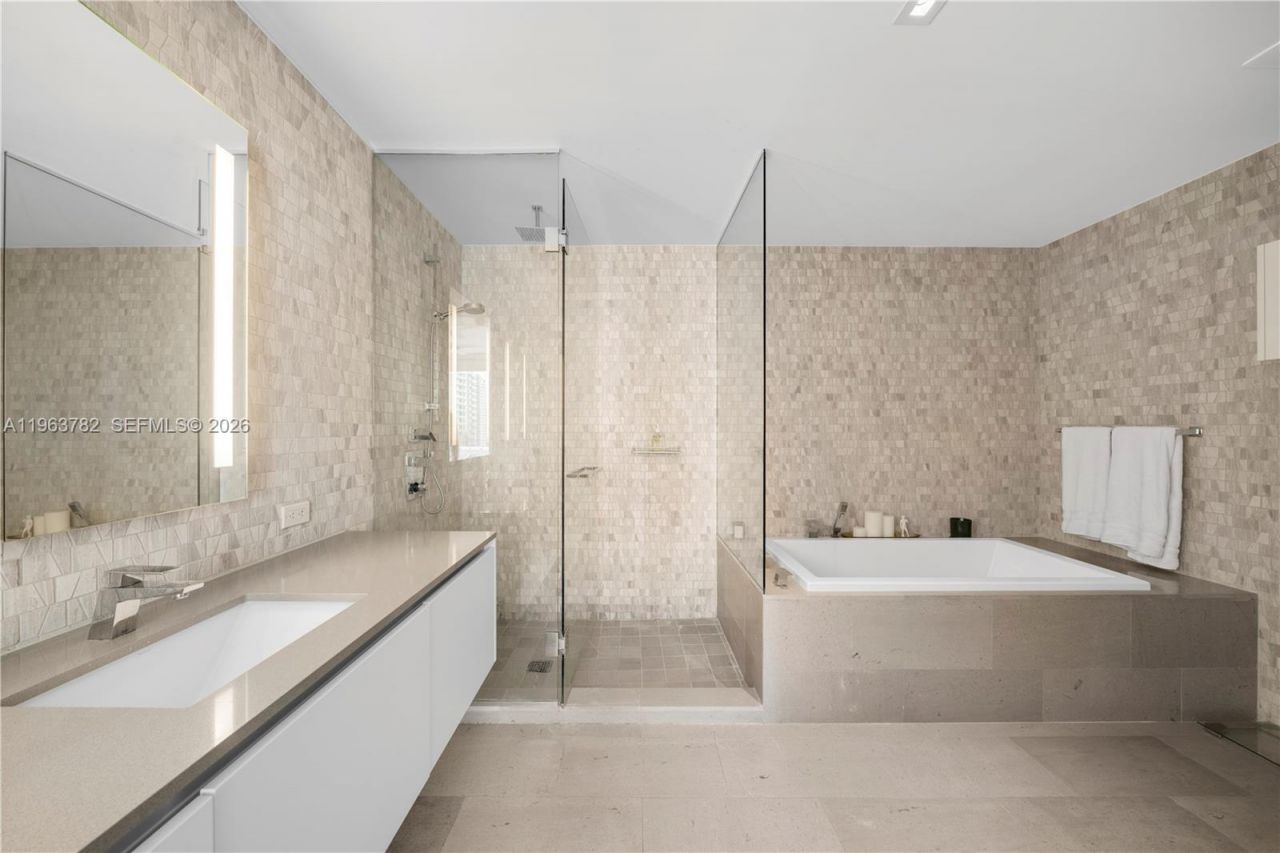 88 SW 7th St , Unit 2105, Miami, FL 33130 Photo