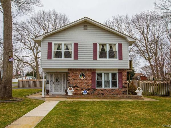 1093 Oakneck Road, Bay Shore, NY 11706