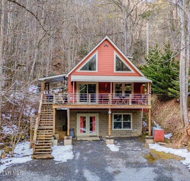 139 Charlie Harrell Lane, Hampton, TN 37658 Main Photo