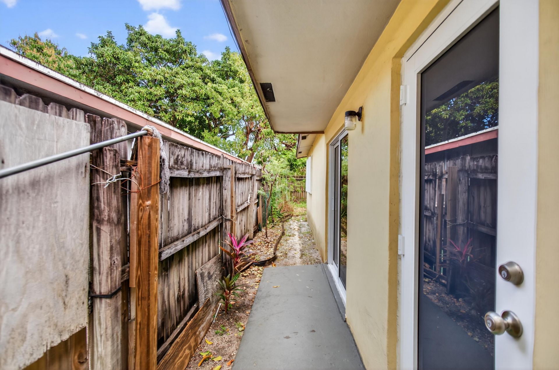 142 NW 8th Avenue, Dania, FL 33004 Photo