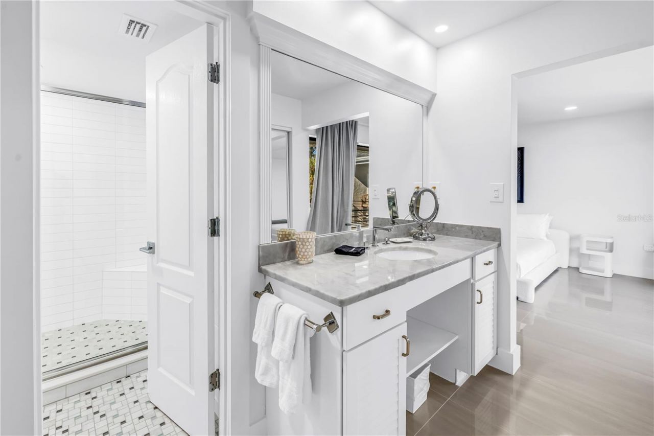 450 Beach Road, Unit 4, Sarasota, FL 34242 Photo