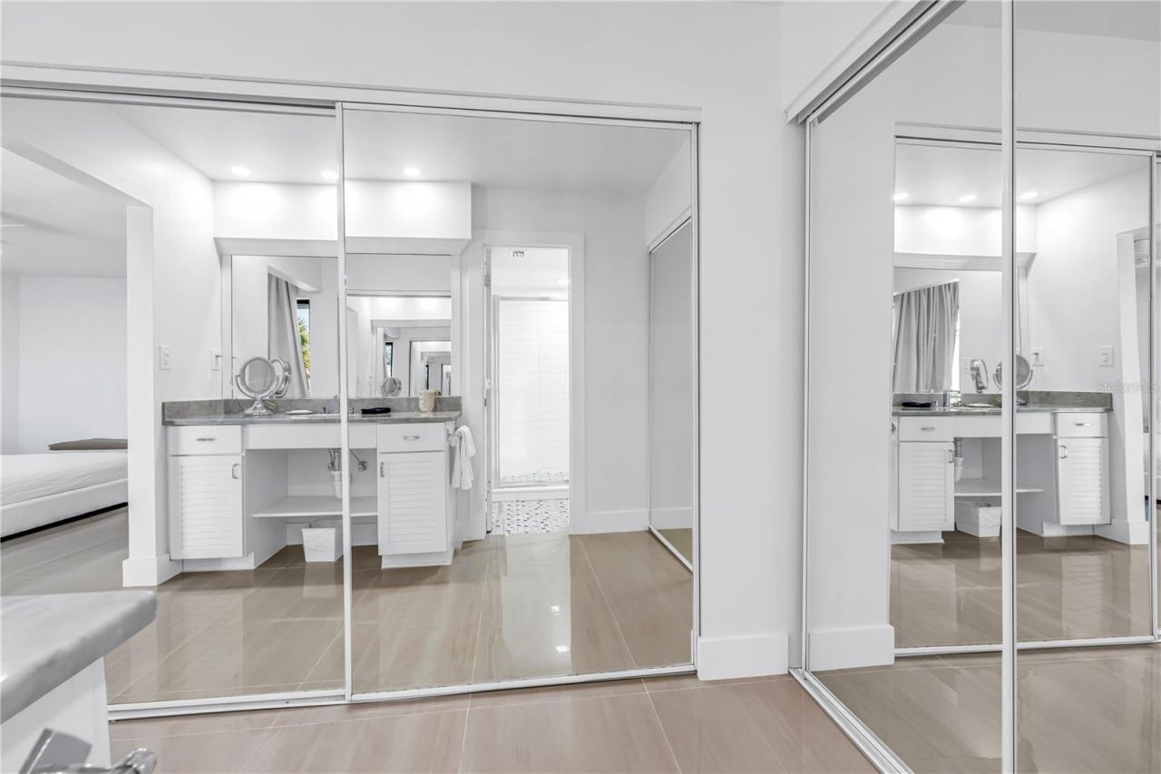 450 Beach Road, Unit 4, Sarasota, FL 34242 Photo