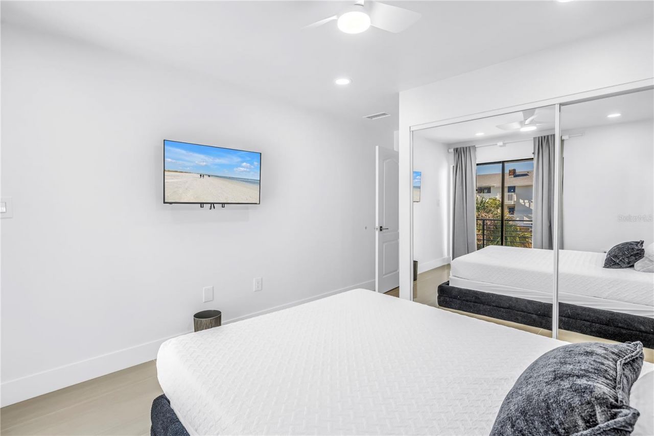 450 Beach Road, Unit 4, Sarasota, FL 34242 Photo