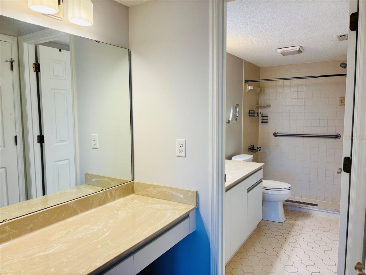 6211 Timber Lake Drive, Unit B9, Sarasota, FL 34243 Photo