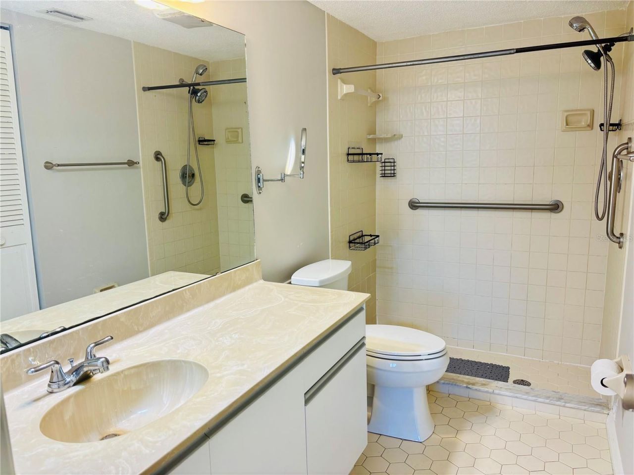 6211 Timber Lake Drive, Unit B9, Sarasota, FL 34243 Photo