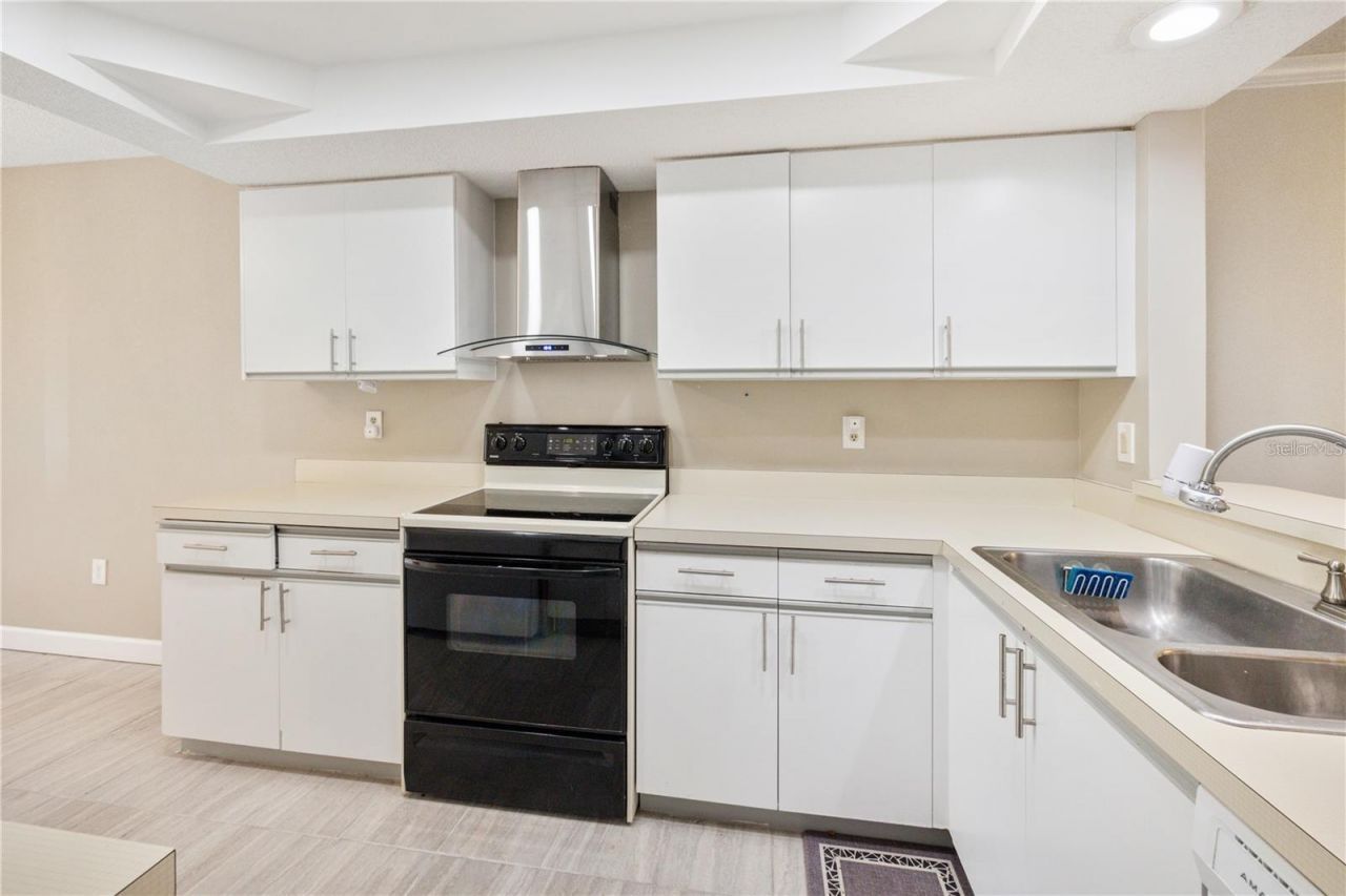 6211 Timber Lake Drive, Unit B9, Sarasota, FL 34243 Photo