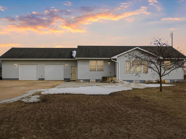 1058 Laser Road, Edgewood, IA 52042