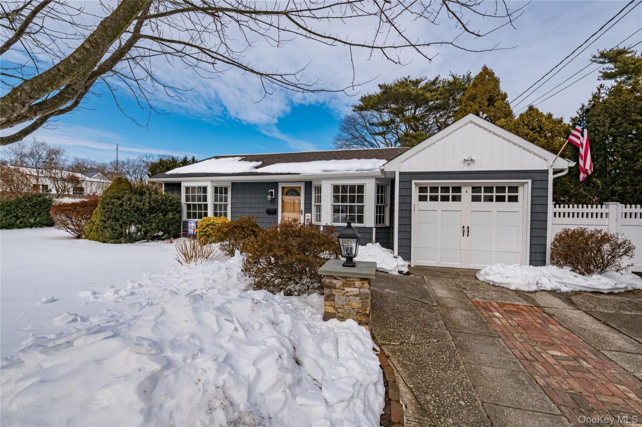 5 Breslau Street, Bay Shore, NY 11706 Main Photo