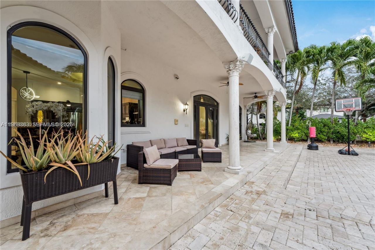 8200 NW 163rd St , Miami Lakes, FL 33016 Photo