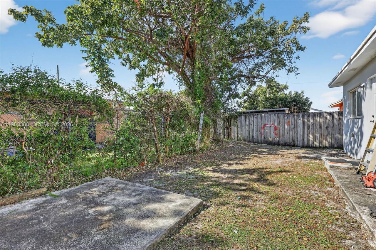 1880 NW 69th St, Miami, FL 33147 Photo