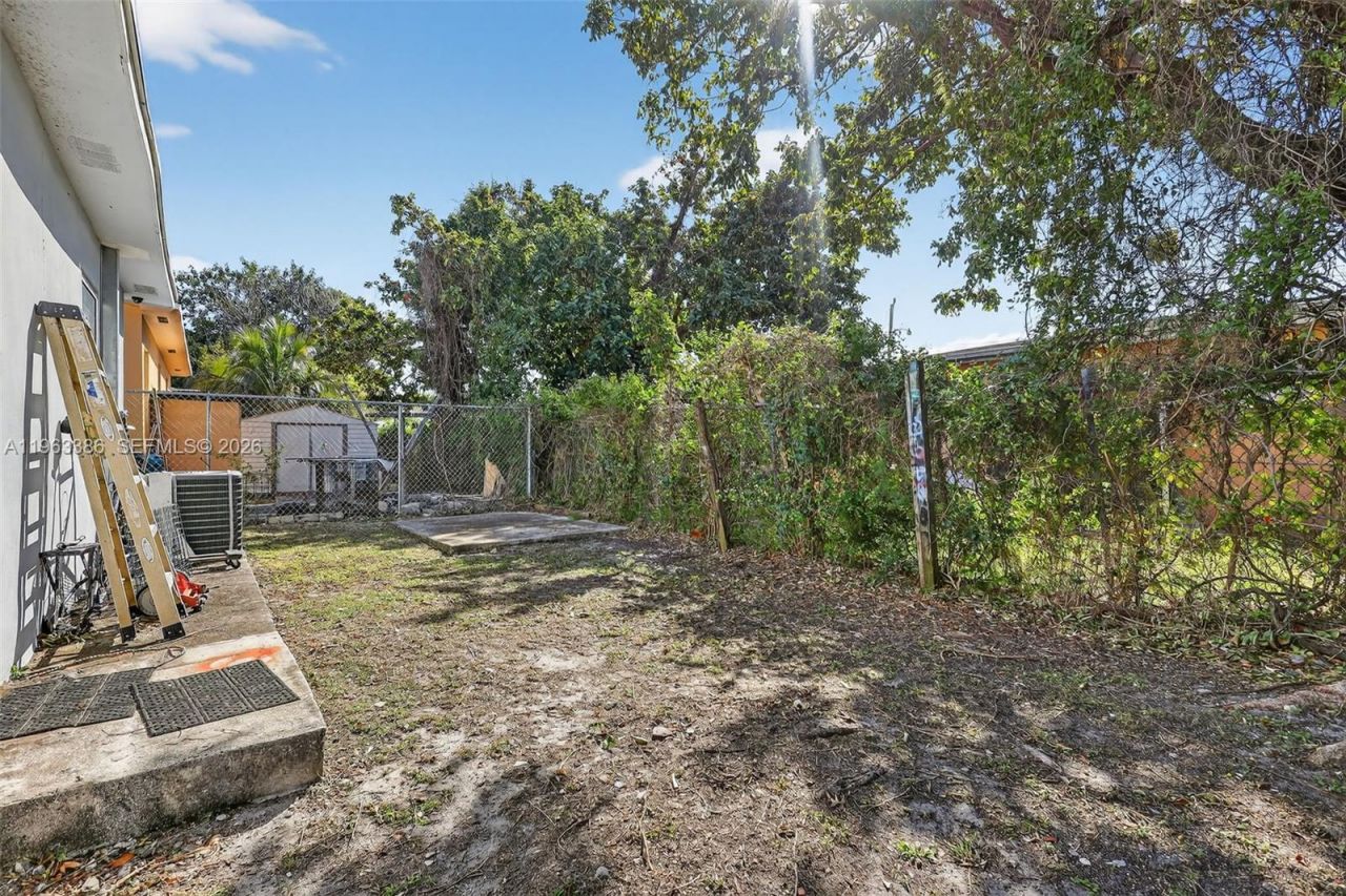 1880 NW 69th St, Miami, FL 33147 Photo