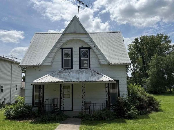 127 W Oak St, North English, IA 52316