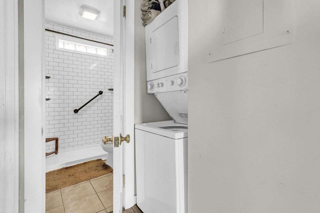 1055 Glenshaw Street Photo 11