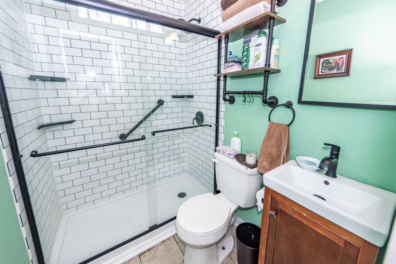 1055 Glenshaw Street Photo 12