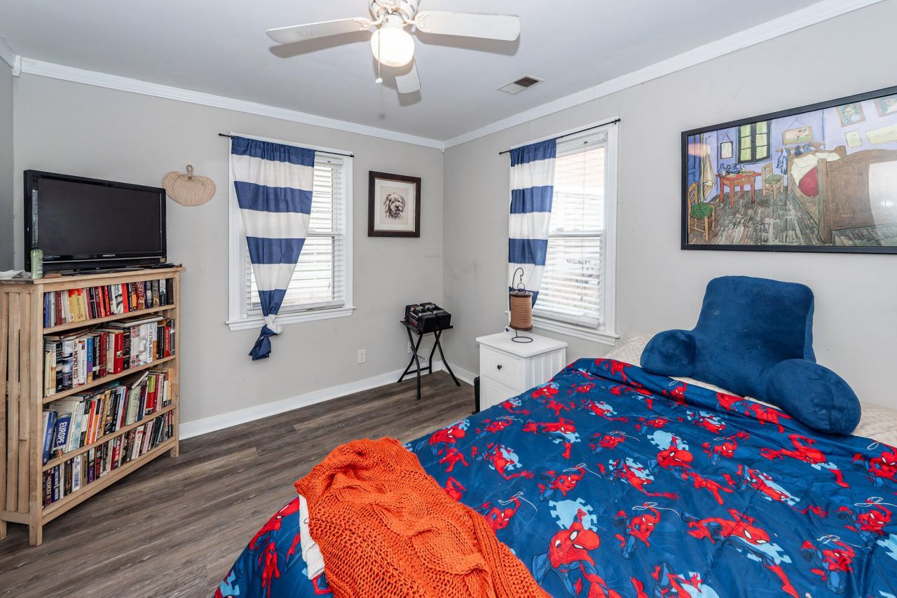 1055 Glenshaw Street Photo 13