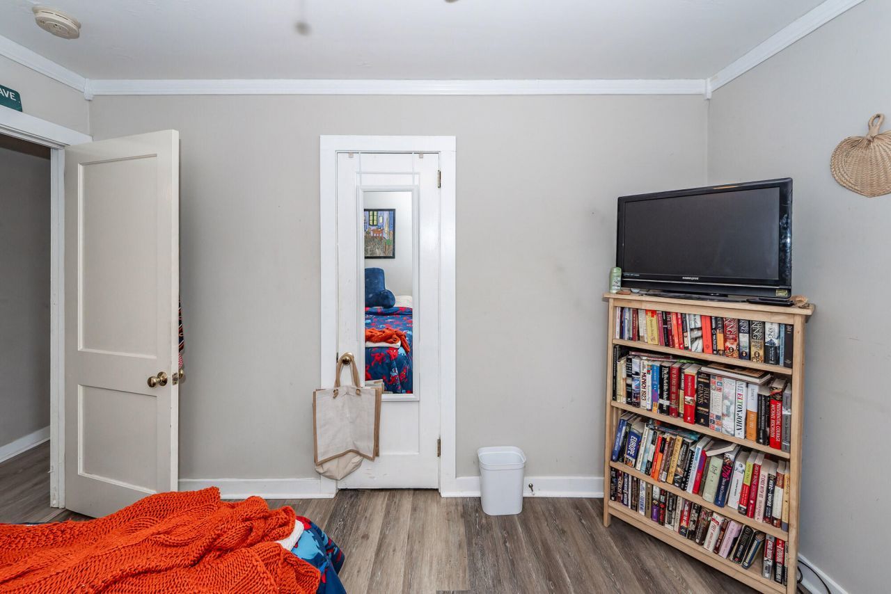 1055 Glenshaw Street Photo 14