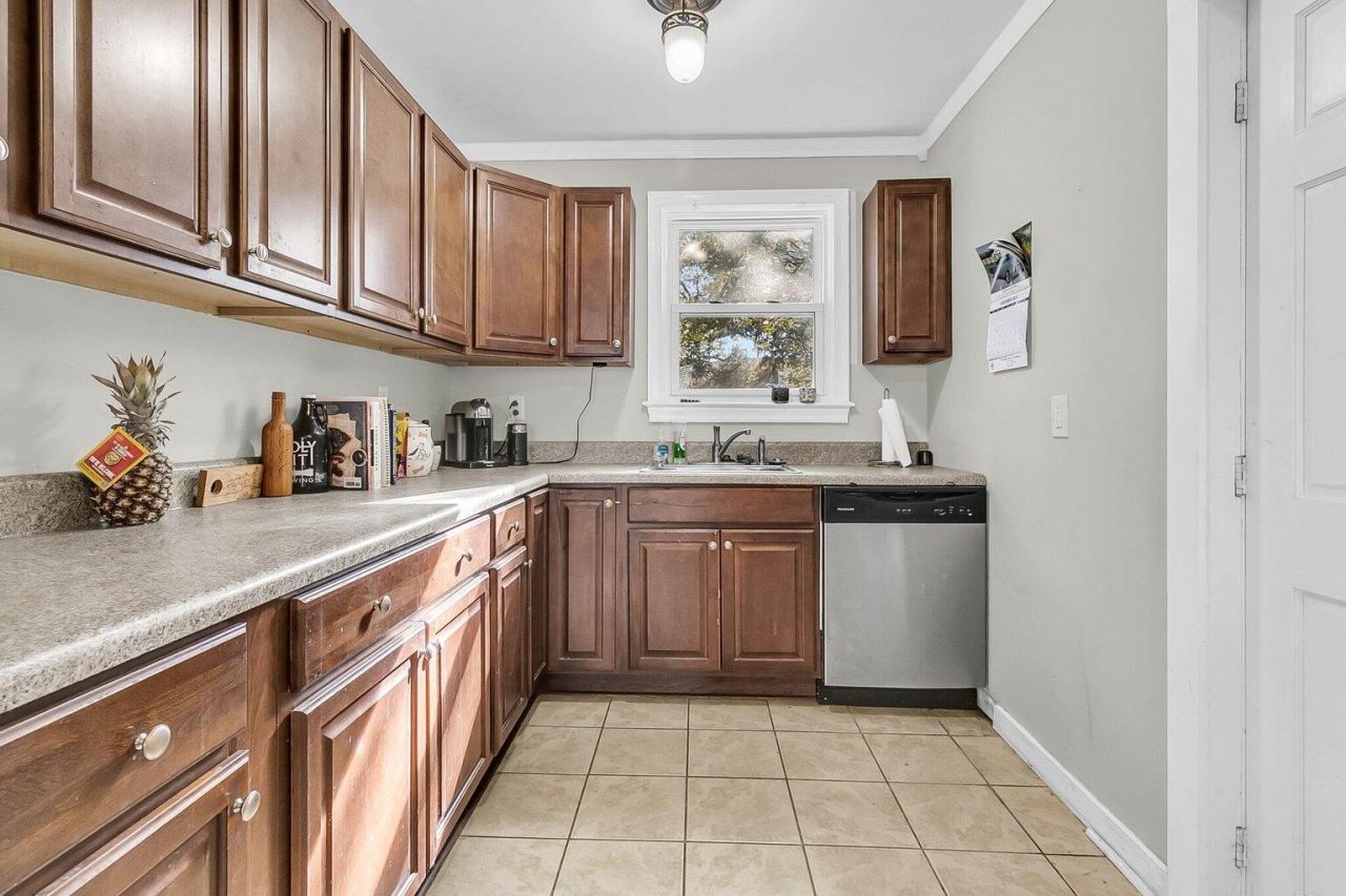 1055 Glenshaw Street Photo 5