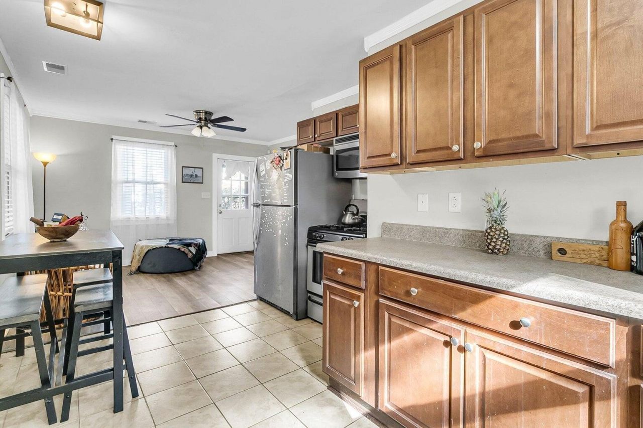 1055 Glenshaw Street Photo 6