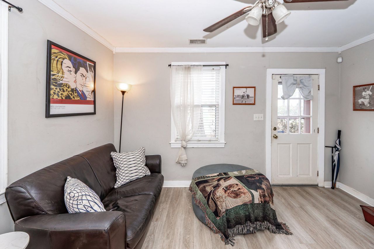 1055 Glenshaw Street Photo 7