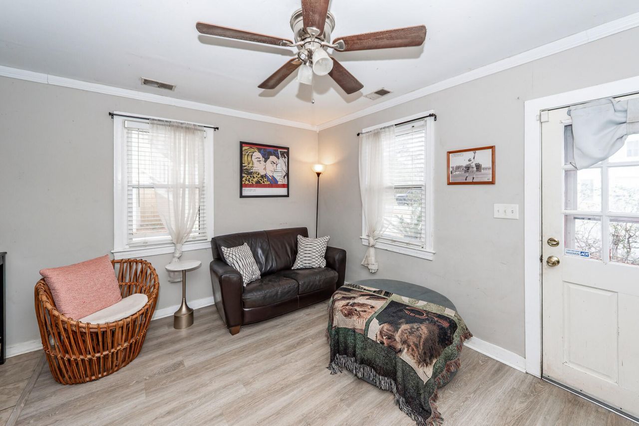 1055 Glenshaw Street Photo 8