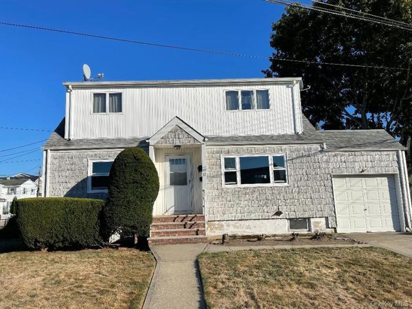 17 Roosevelt Place, Island Park, NY 11558