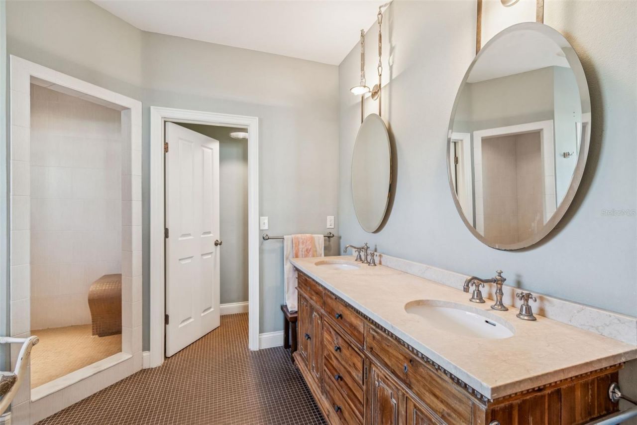 2907 W Hawthorne Road, Tampa, FL 33611 Photo