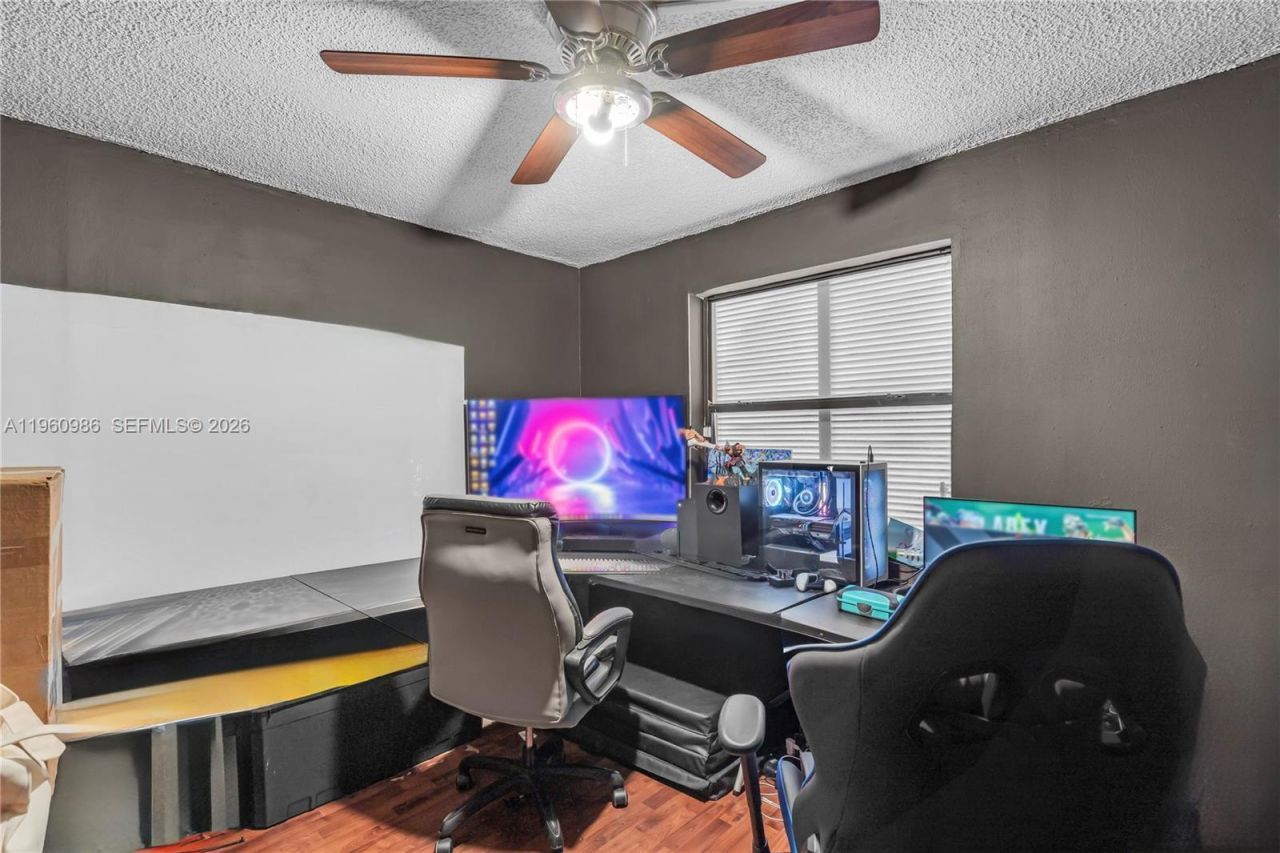 10911 N Lakeview Dr, Pembroke Pines, FL 33026 Photo