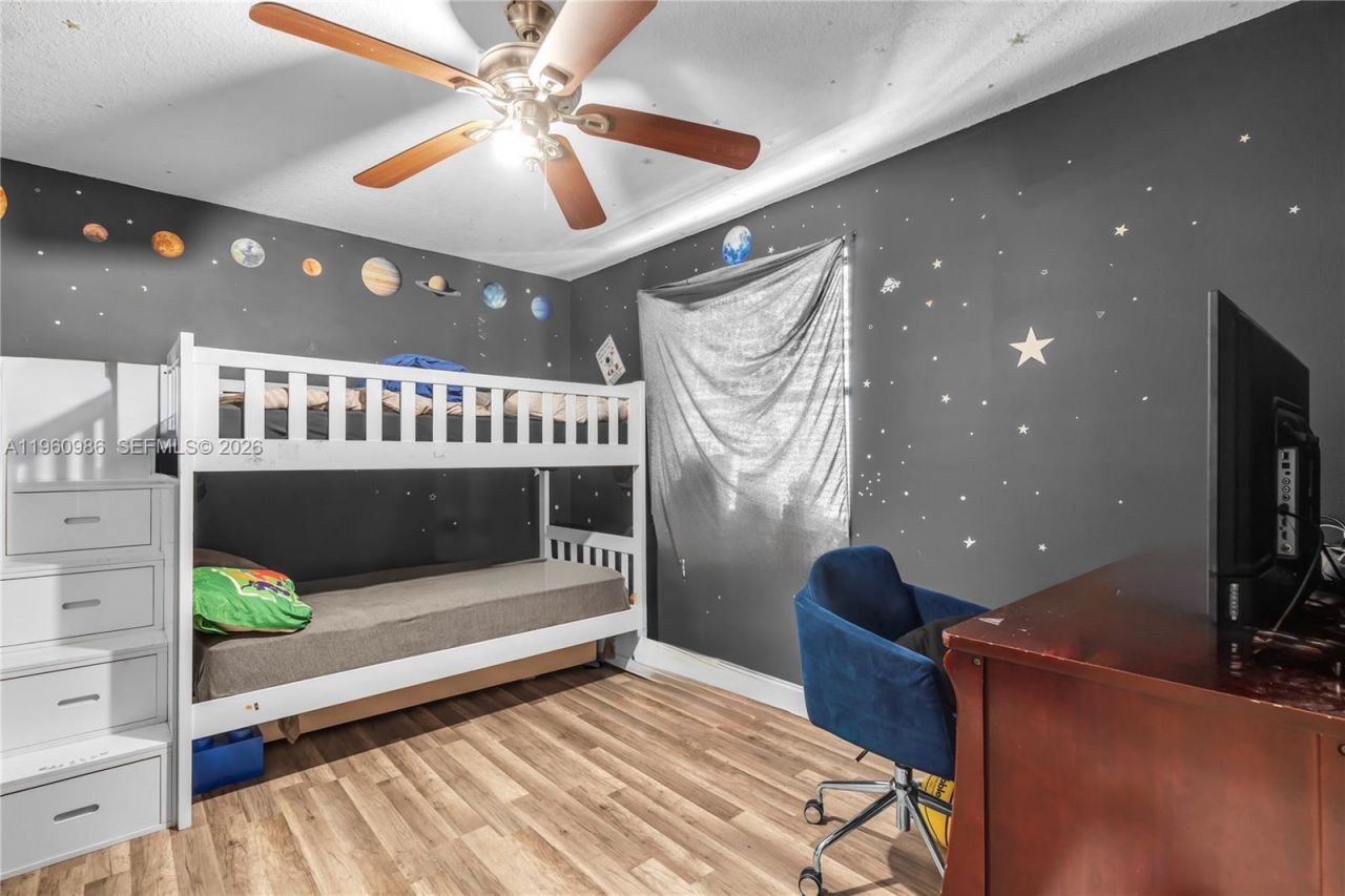 10911 N Lakeview Dr, Pembroke Pines, FL 33026 Photo