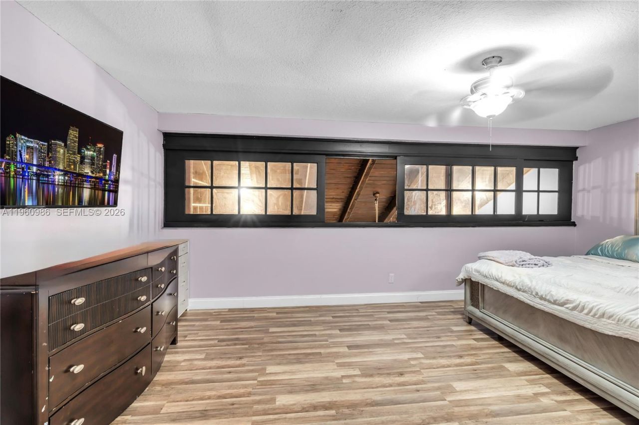 10911 N Lakeview Dr, Pembroke Pines, FL 33026 Photo