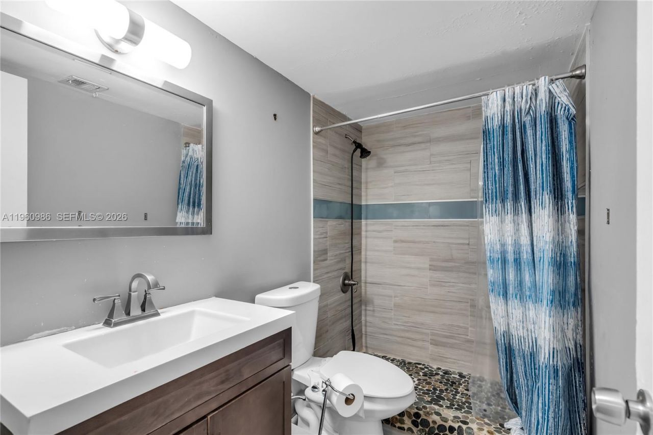 10911 N Lakeview Dr, Pembroke Pines, FL 33026 Photo