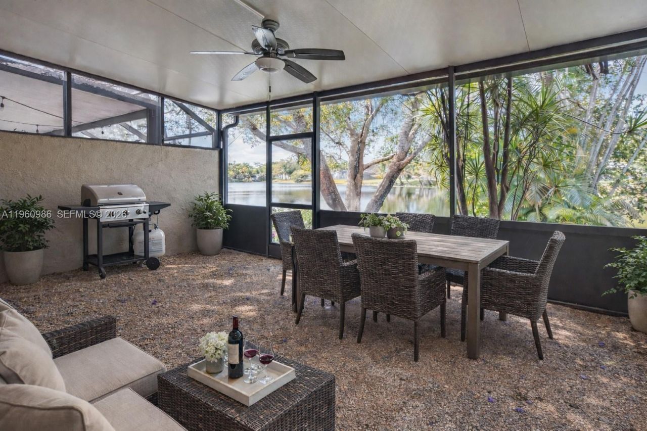 10911 N Lakeview Dr, Pembroke Pines, FL 33026 Photo