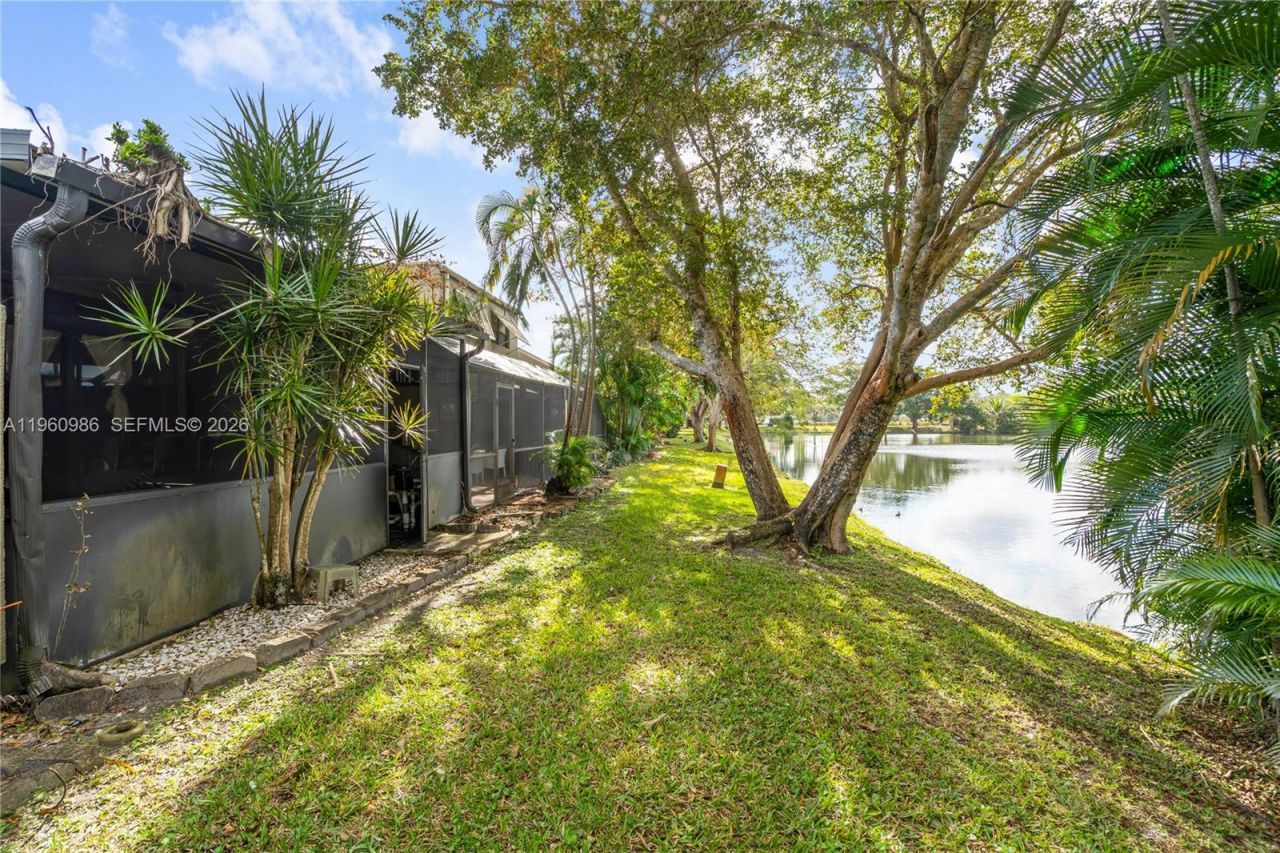 10911 N Lakeview Dr, Pembroke Pines, FL 33026 Photo