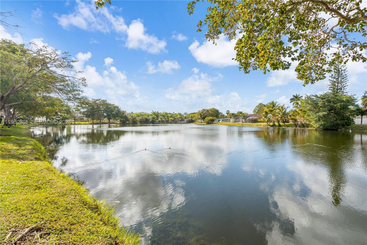 10911 N Lakeview Dr, Pembroke Pines, FL 33026 Photo