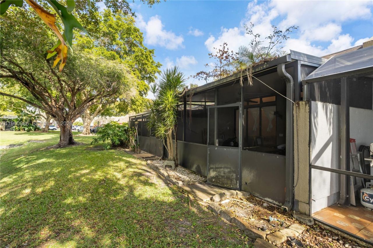 10911 N Lakeview Dr, Pembroke Pines, FL 33026 Photo