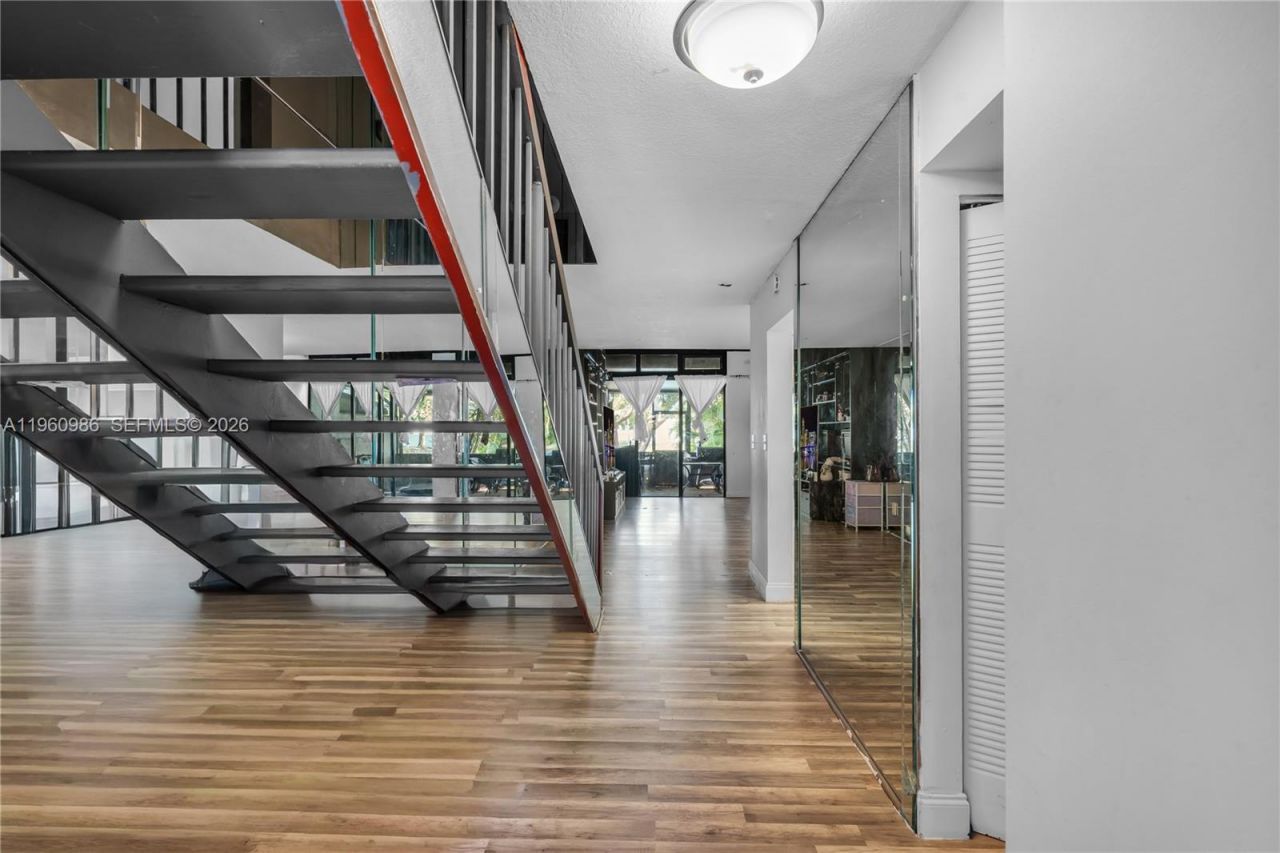 10911 N Lakeview Dr, Pembroke Pines, FL 33026 Photo