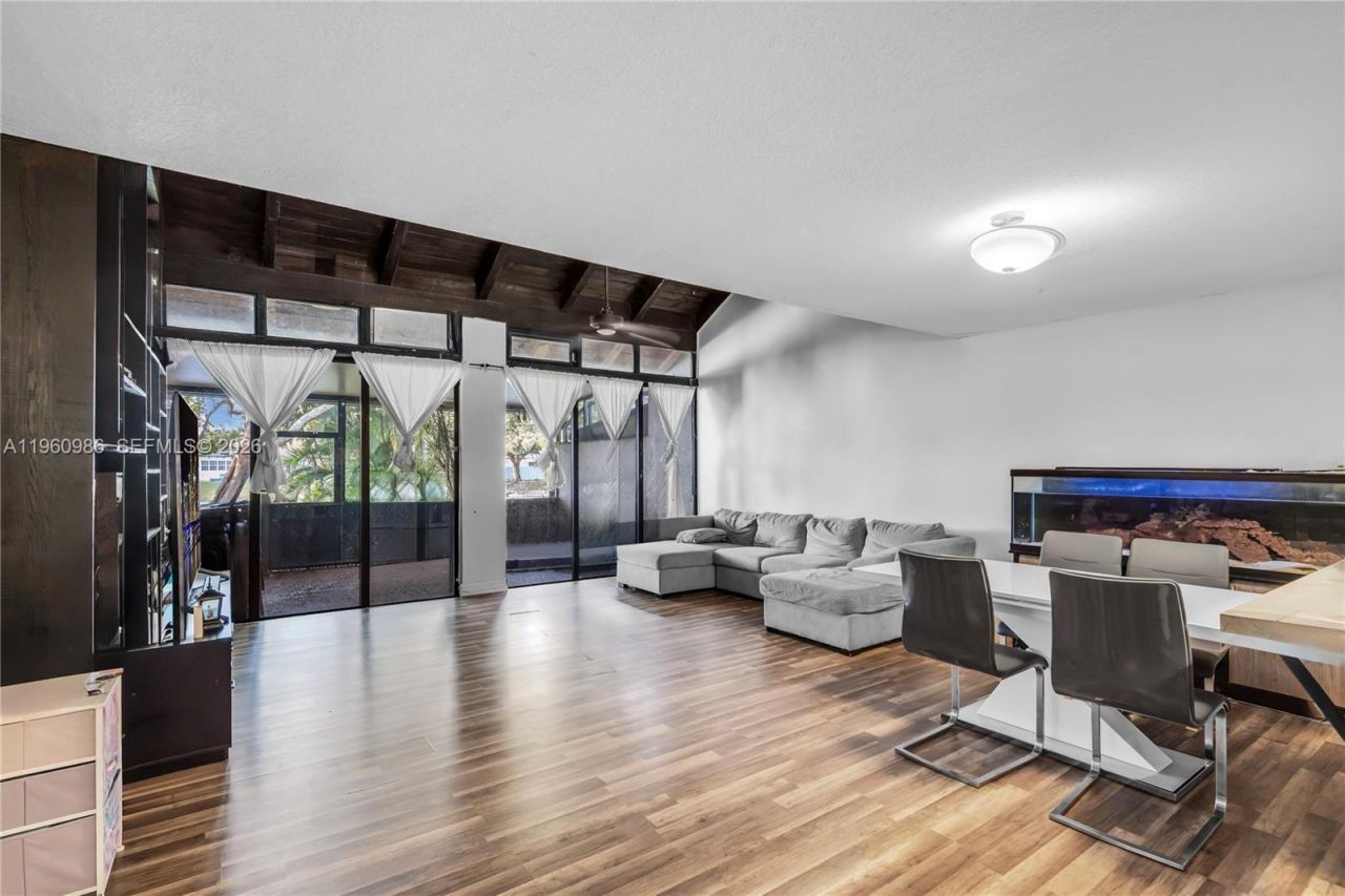 10911 N Lakeview Dr, Pembroke Pines, FL 33026 Photo