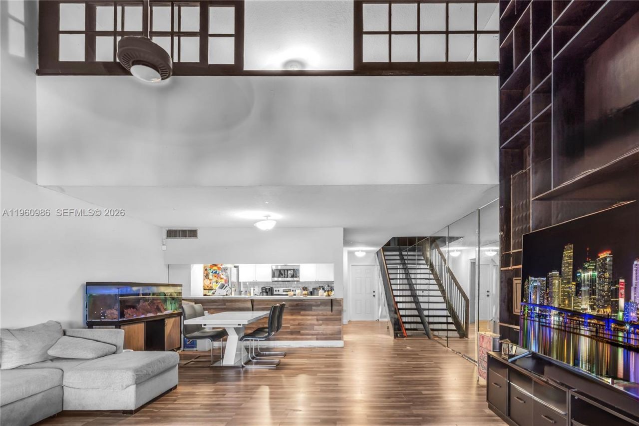 10911 N Lakeview Dr, Pembroke Pines, FL 33026 Photo