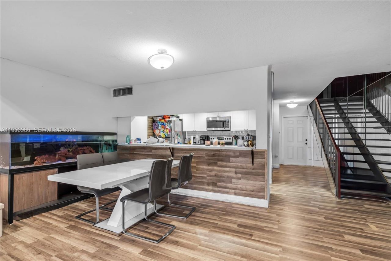 10911 N Lakeview Dr, Pembroke Pines, FL 33026 Photo