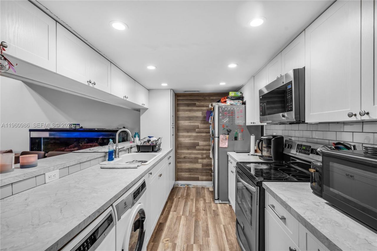 10911 N Lakeview Dr, Pembroke Pines, FL 33026 Photo