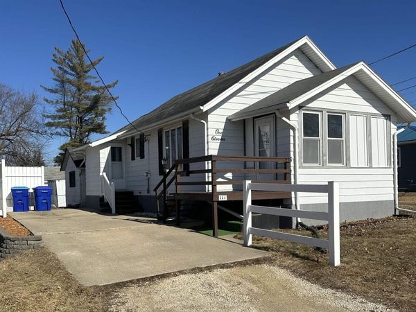 111 8th St SE , Oelwein, IA 50662