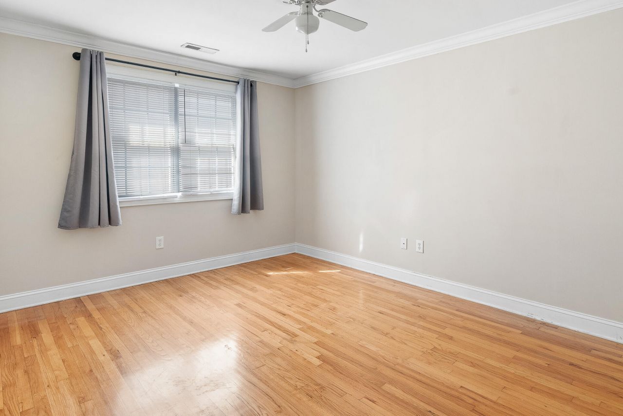 180 Line Street Photo 7