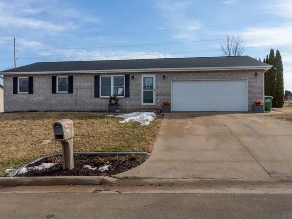 568 Walnut Ridge Street, Peosta, IA 52068