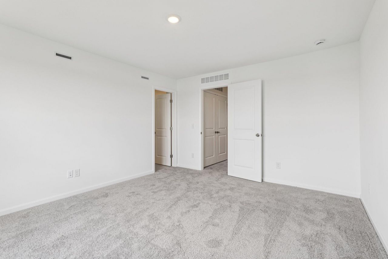 468 Colchester Court Photo 24